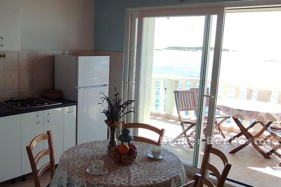 Hus i första raden mot havet