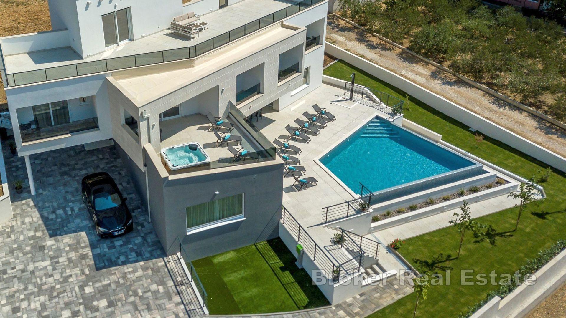 Villa con piscina e vista mare