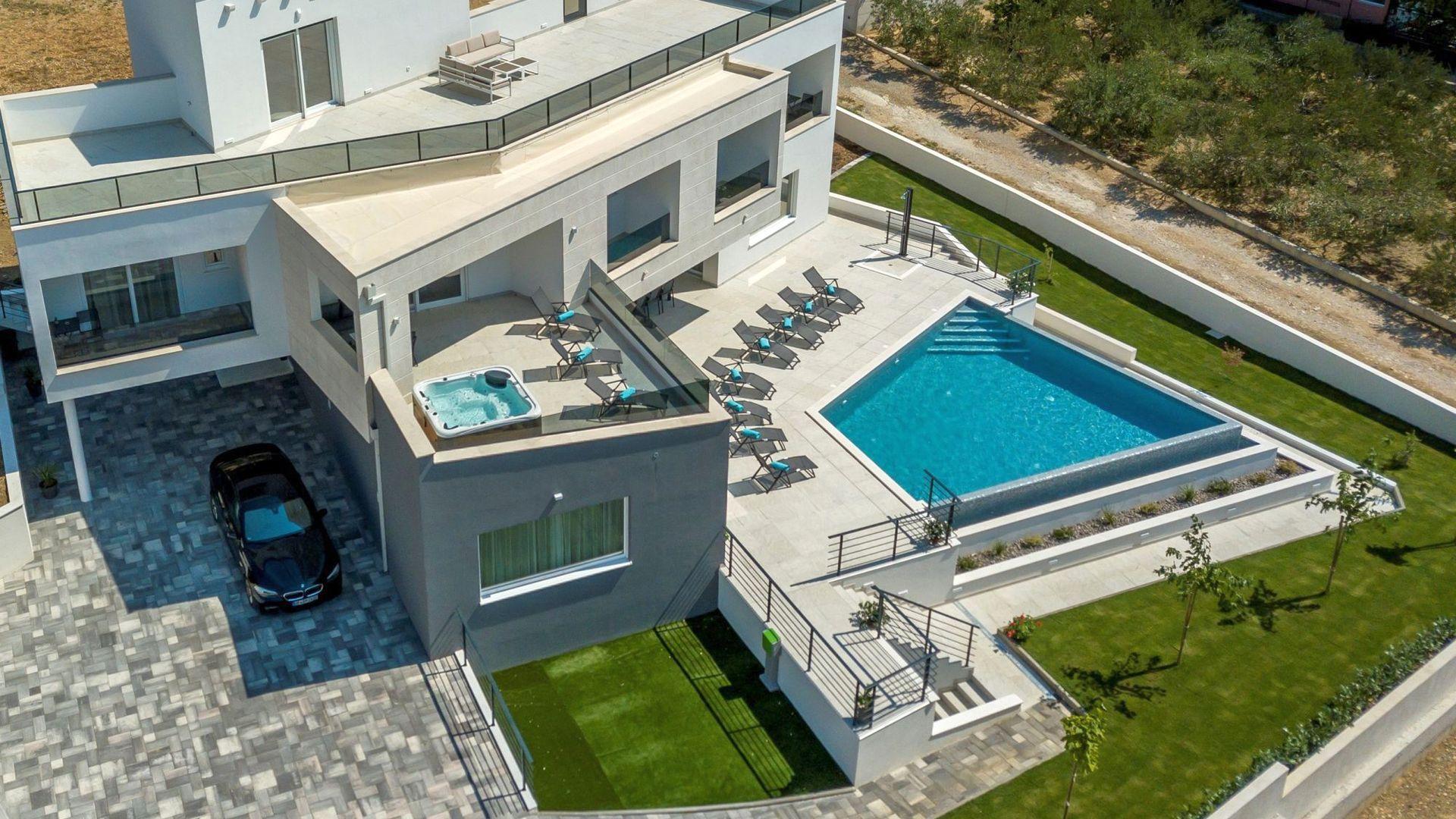 Villa med pool och havsutsikt