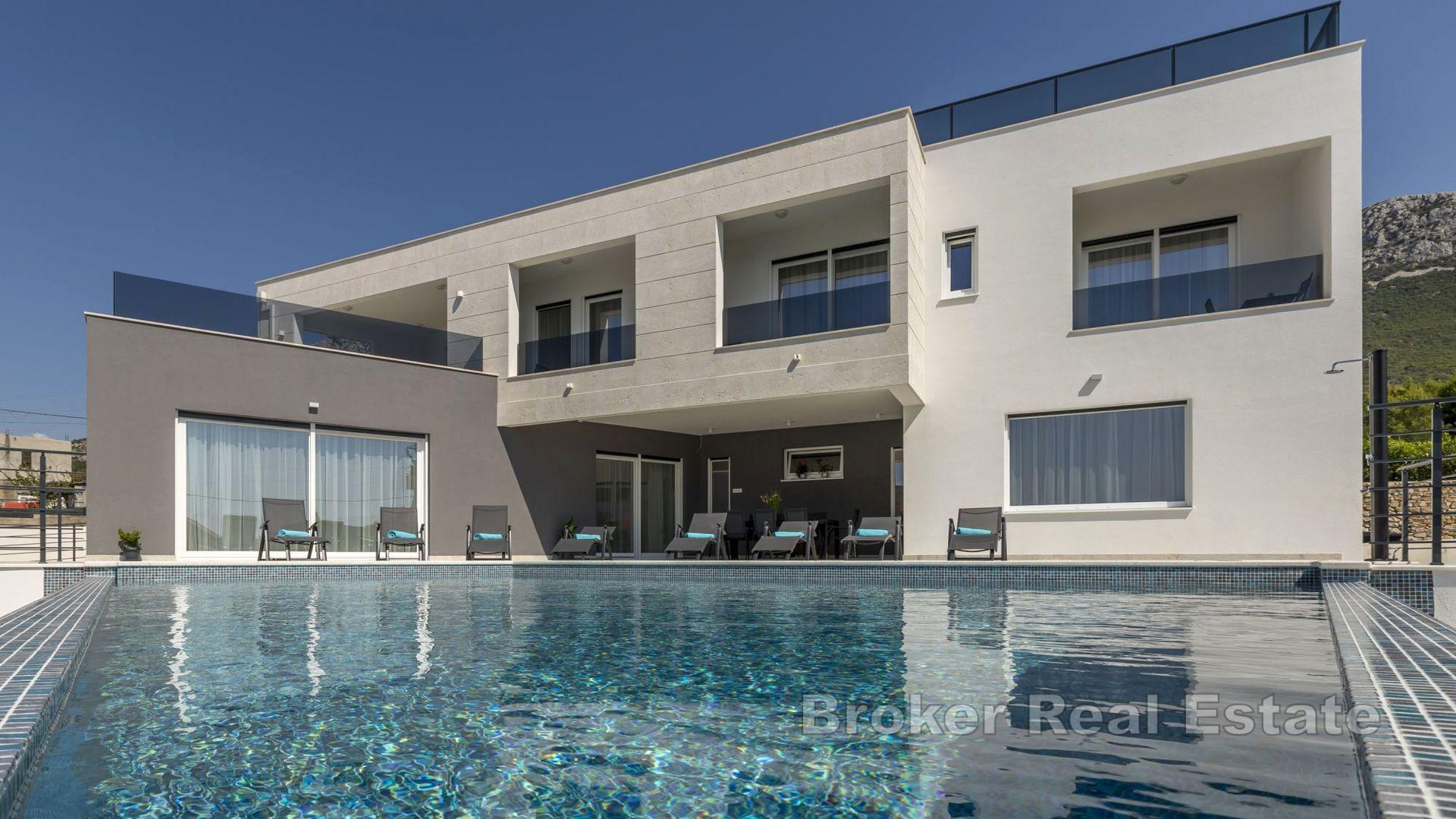 Villa con piscina e vista mare