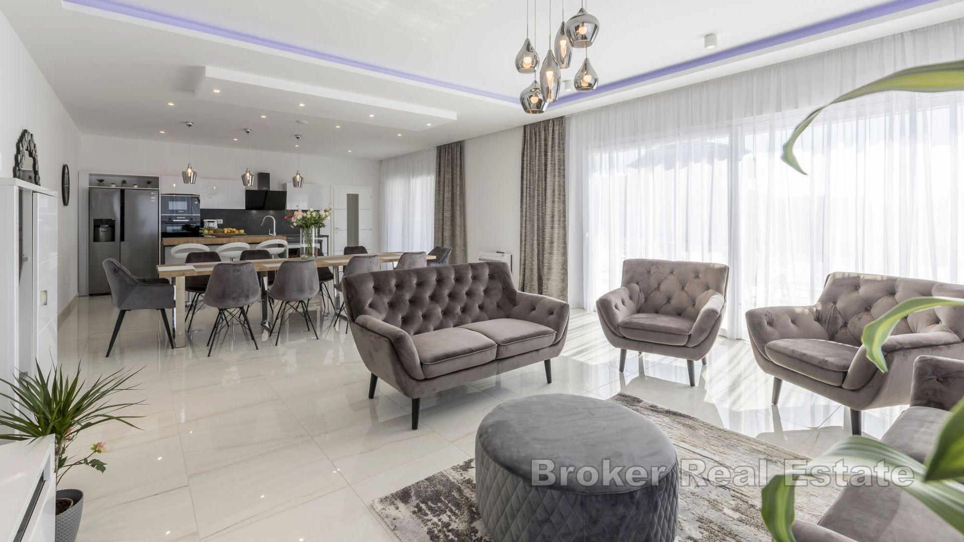 Willa z basenem i widokiem na morze