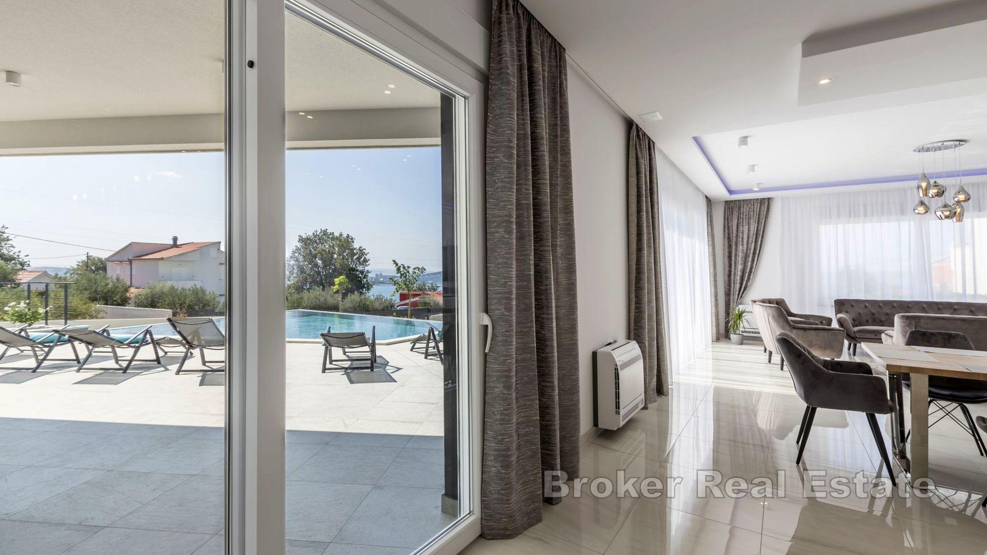 Villa con piscina e vista mare