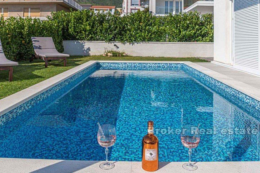 Villa moderna con piscina