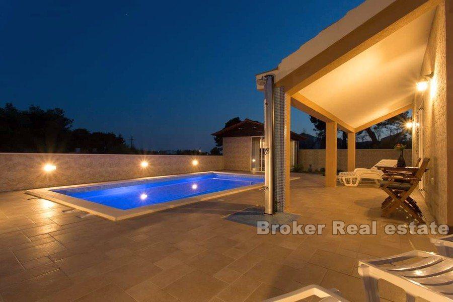 Uroczy dom z basenem