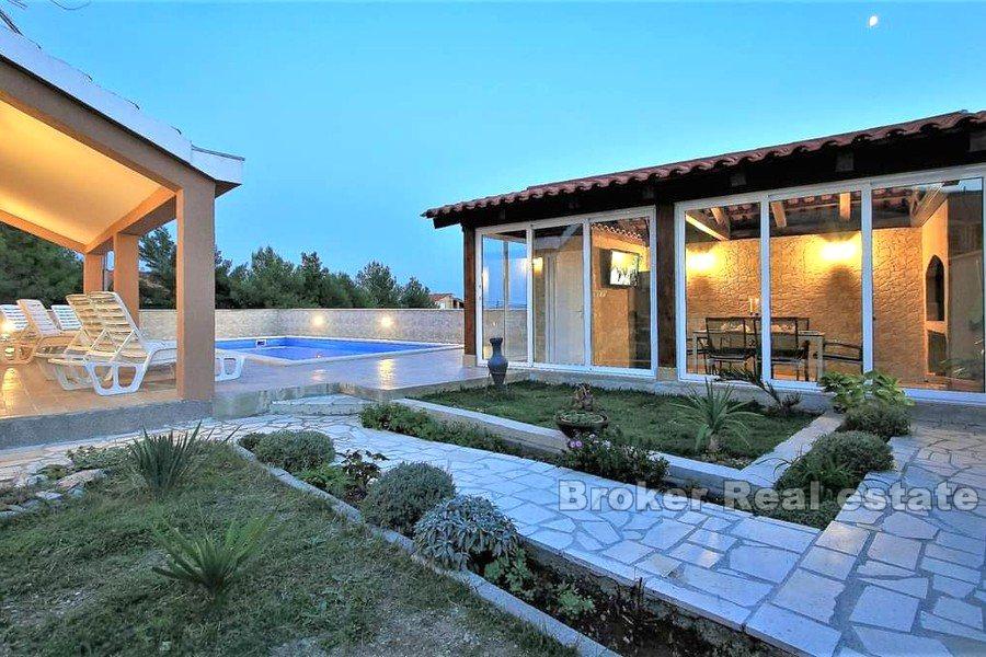 Uroczy dom z basenem