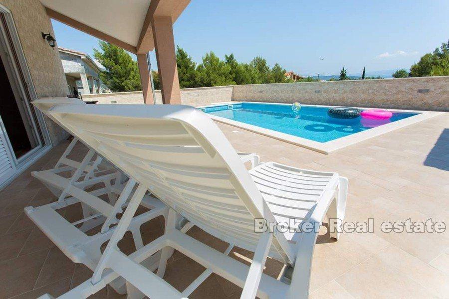 Uroczy dom z basenem