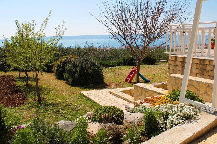 Charmigt hus med havsutsikt