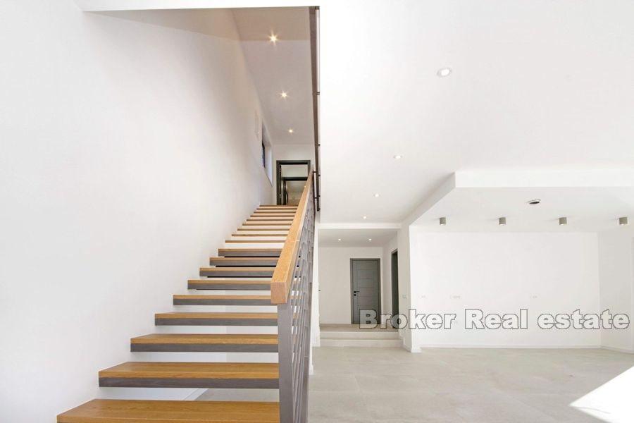 Moderne villa med basseng og havutsikt