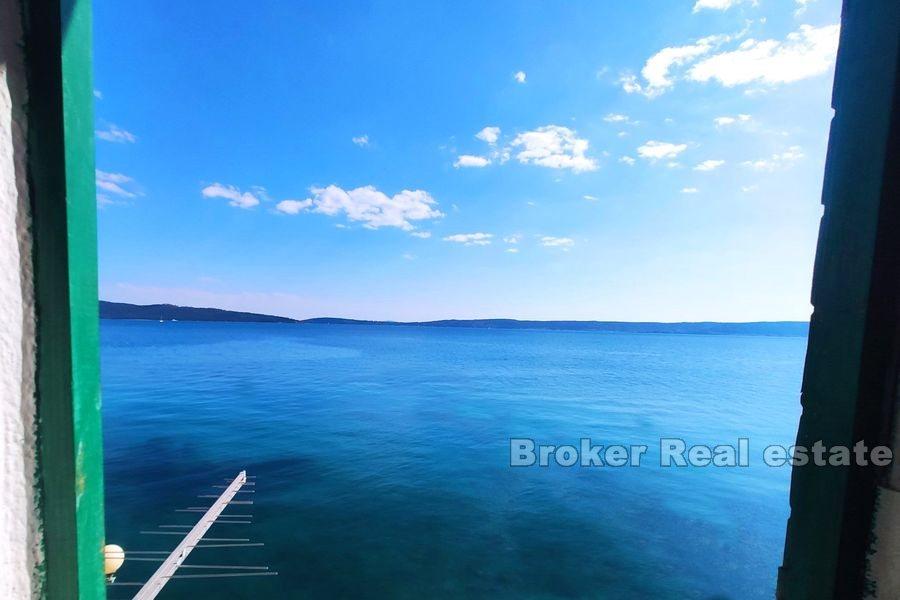 Tradicionalna kamena kuća prvi red do mora