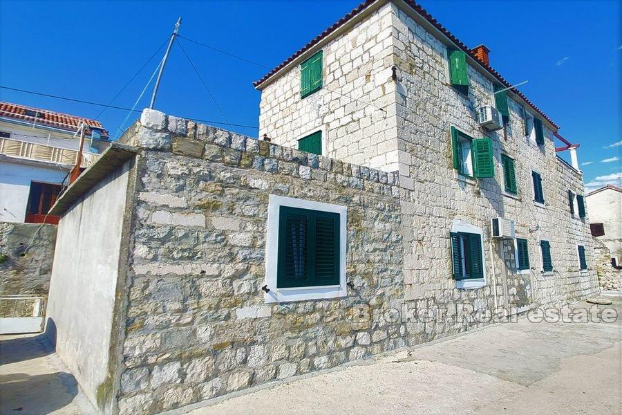 Traditionelles Steinhaus in erster Reihe zum Meer