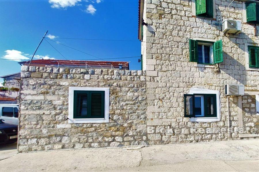 Traditionelles Steinhaus in erster Reihe zum Meer