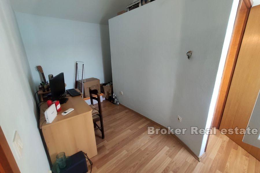 Traditionelles Steinhaus in erster Reihe zum Meer