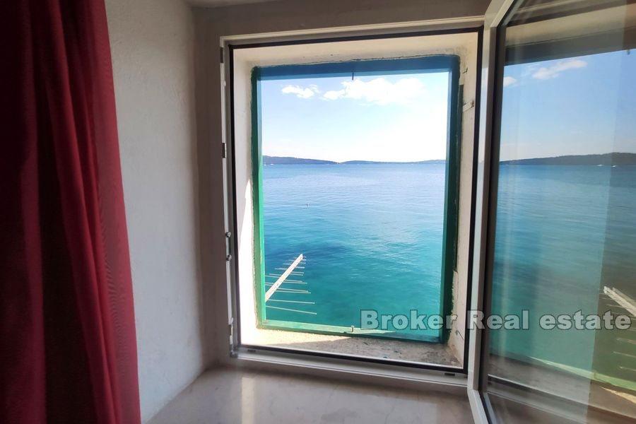 Traditionelles Steinhaus in erster Reihe zum Meer