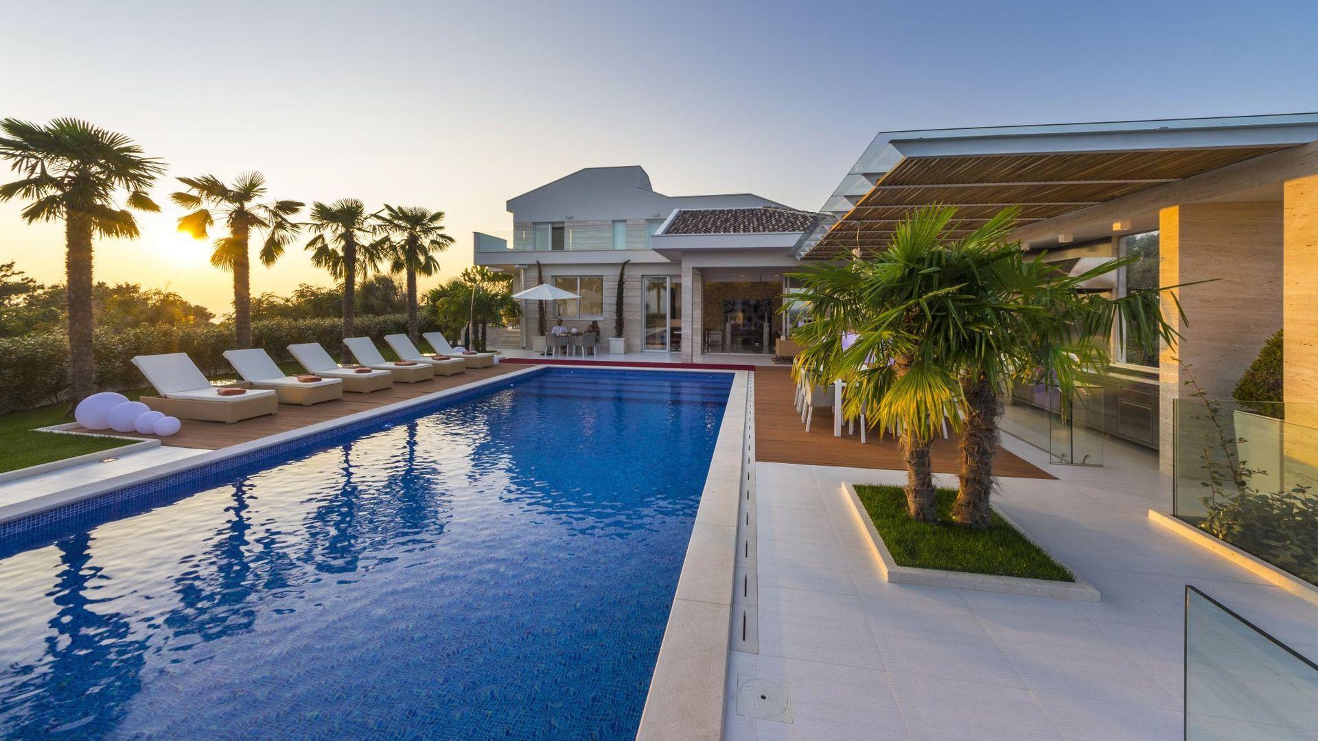 01-2040-22-Pag-luxury-villa-with-pool-and-sea-view-for-sale