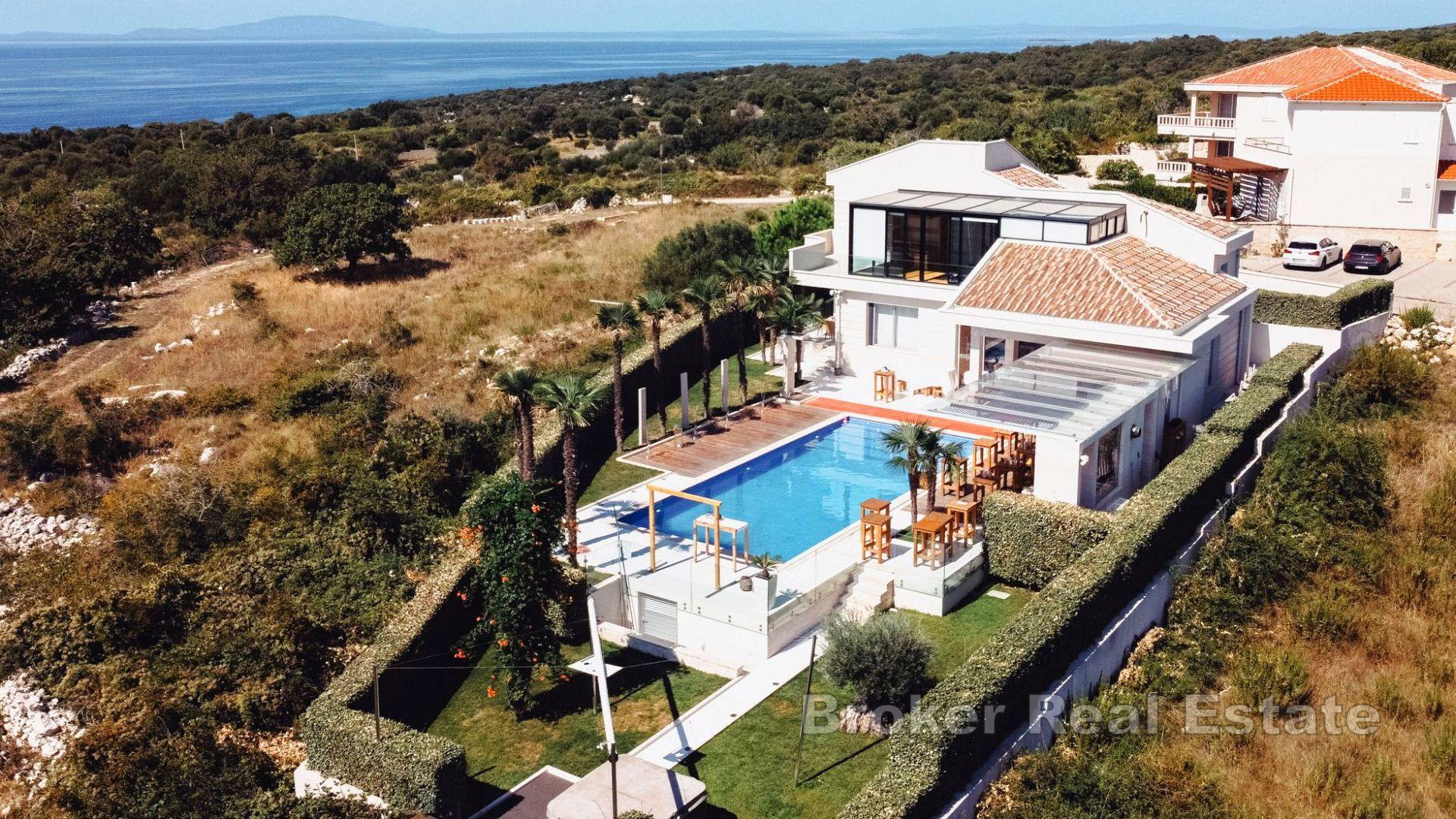 Lyxig villa med pool och havsutsikt