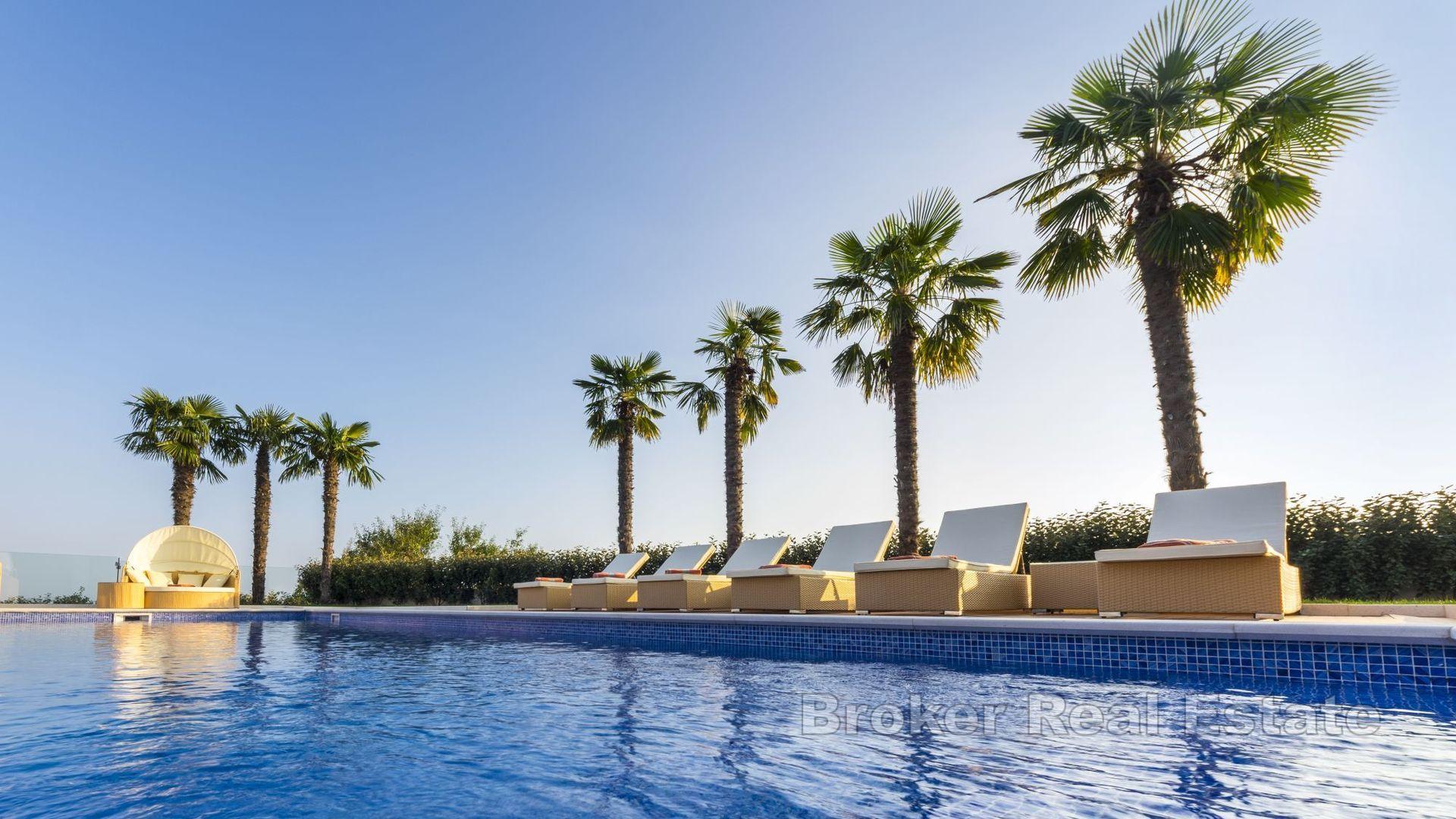 Lyxig villa med pool och havsutsikt