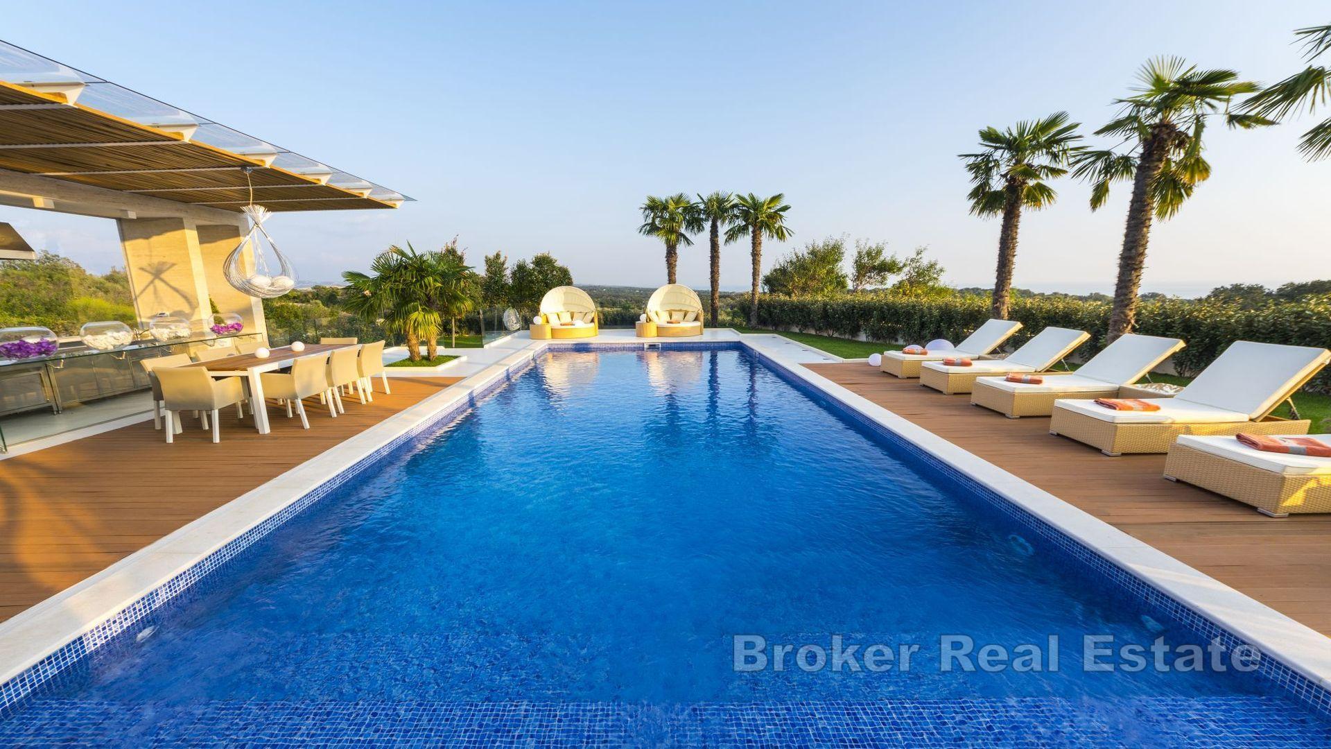 Luxusvilla mit Pool und Meerblick