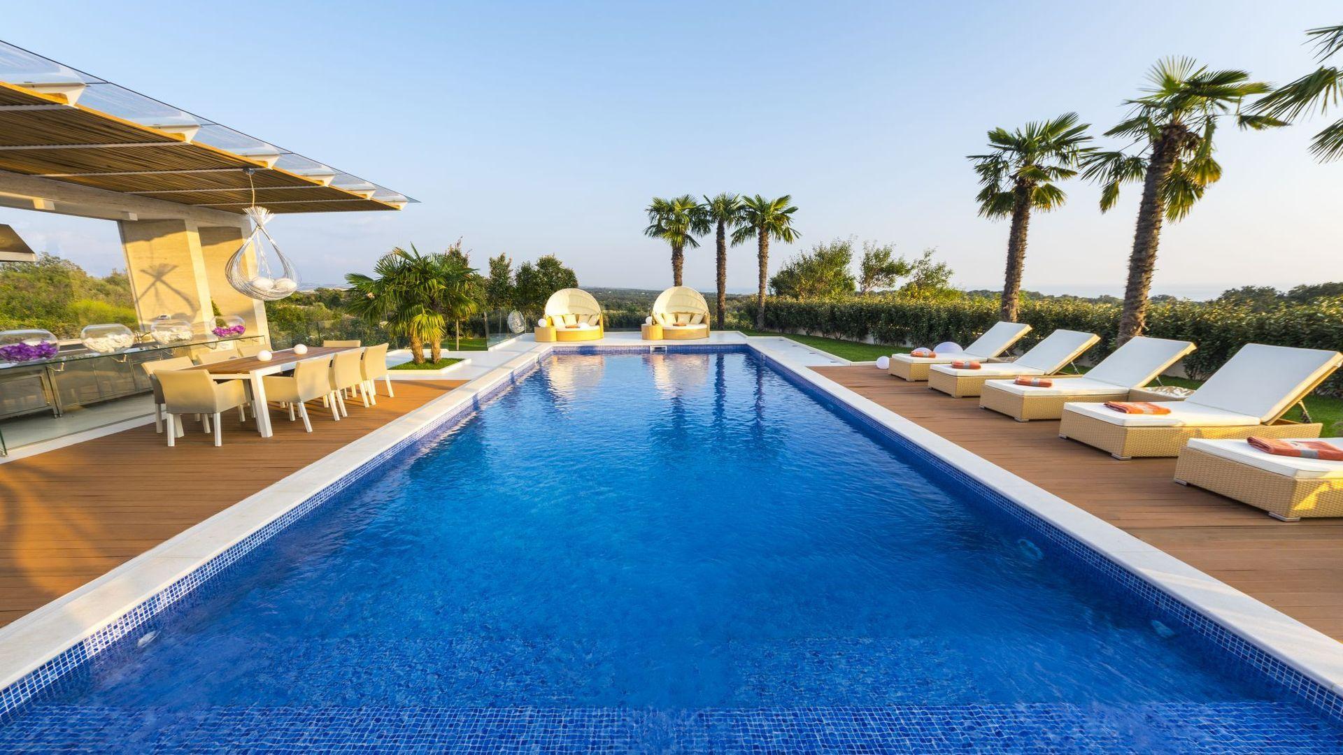 Luxusvilla mit Pool und Meerblick