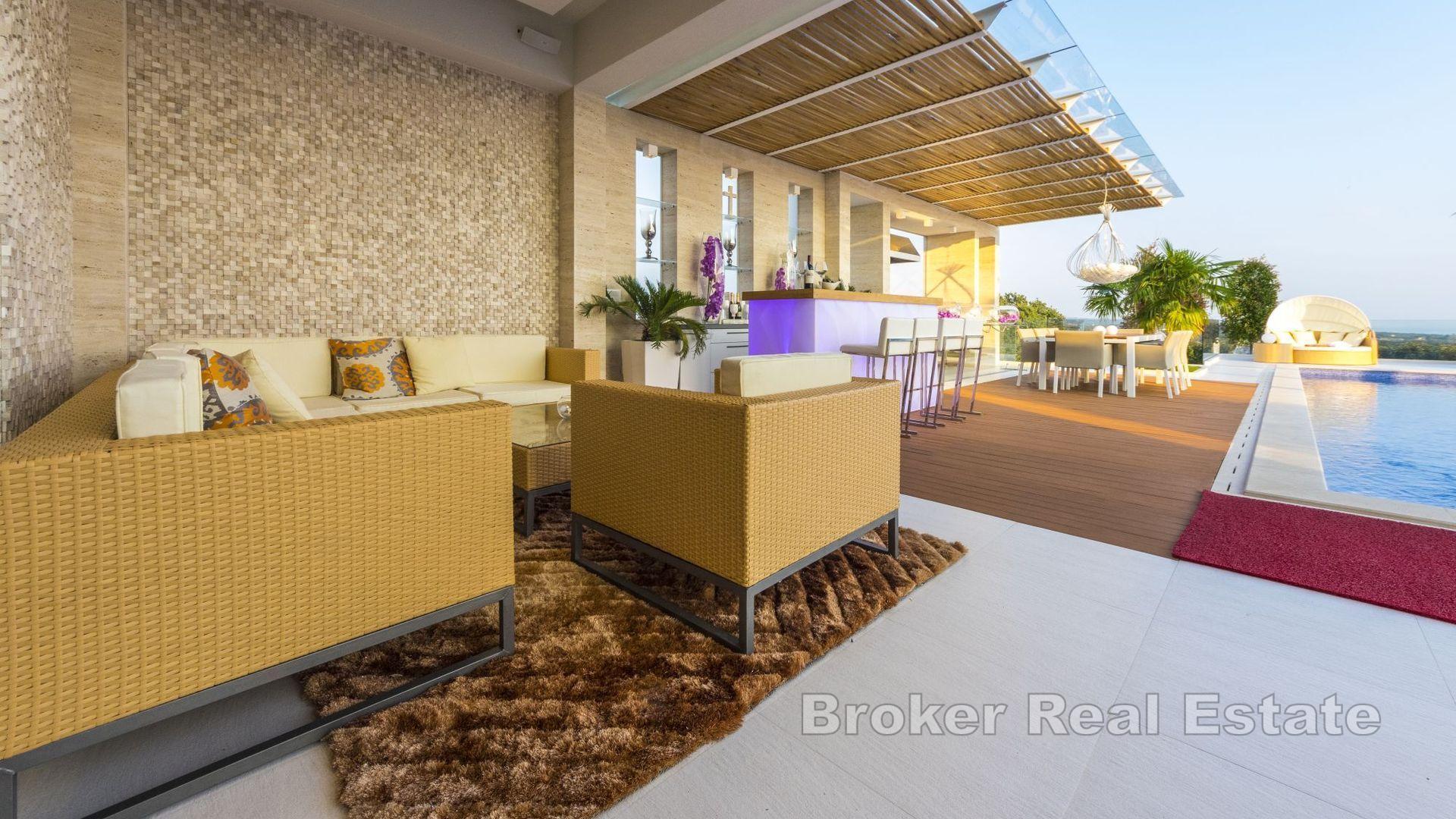 Luxusvilla mit Pool und Meerblick