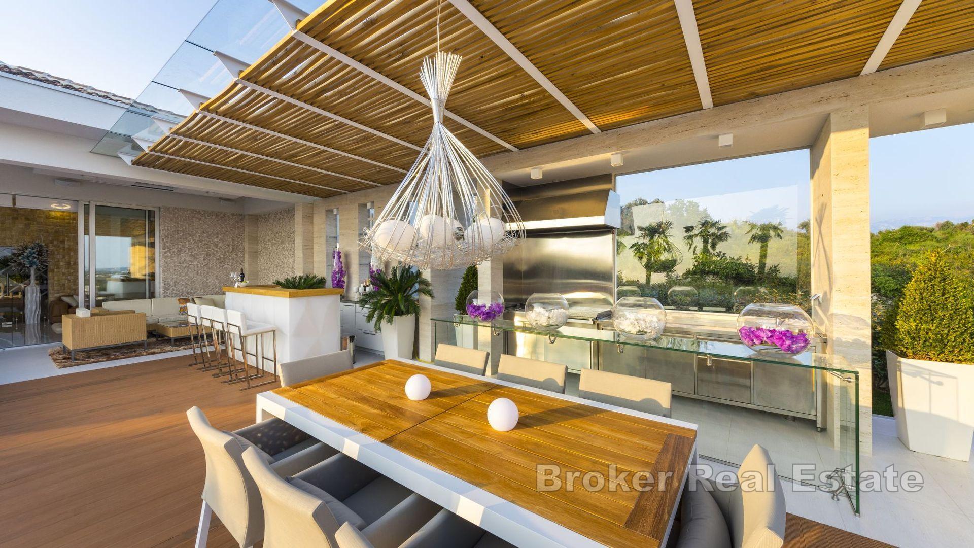 Luxusvilla mit Pool und Meerblick