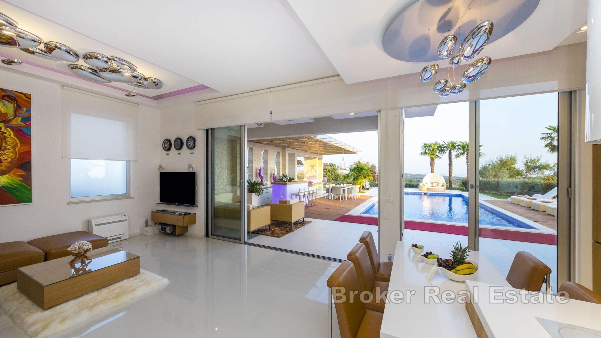 Luxusvilla mit Pool und Meerblick