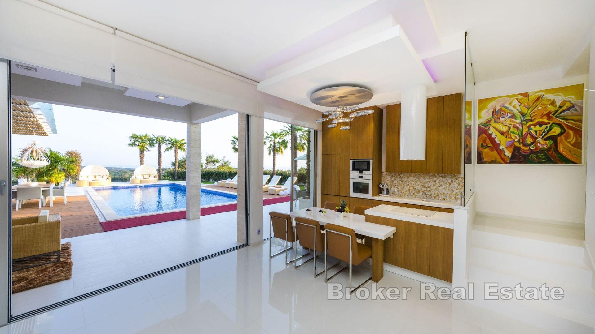 Luxusvilla mit Pool und Meerblick