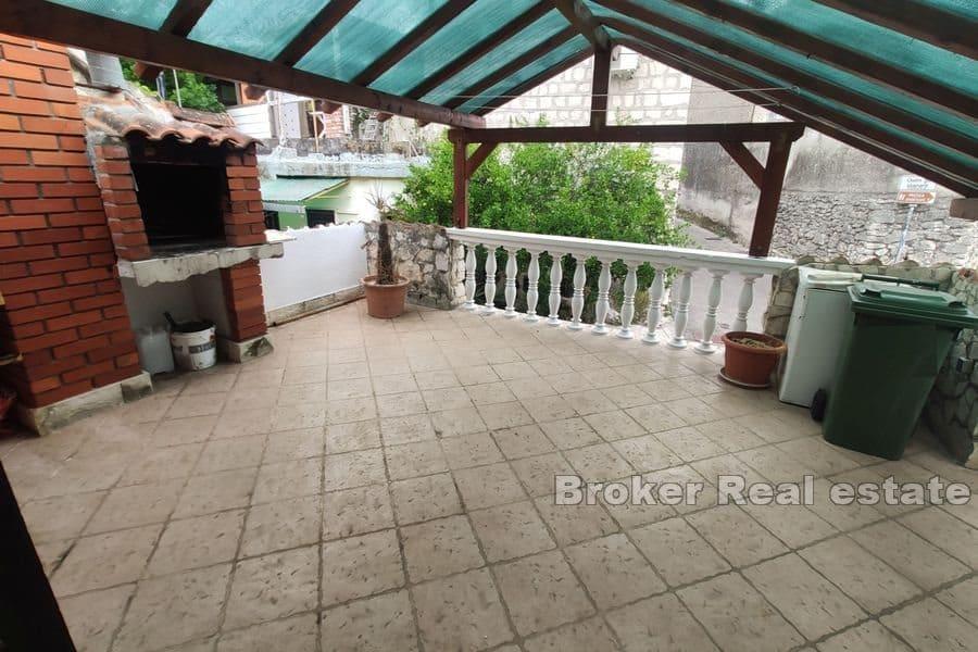 Maison en pierre au centre