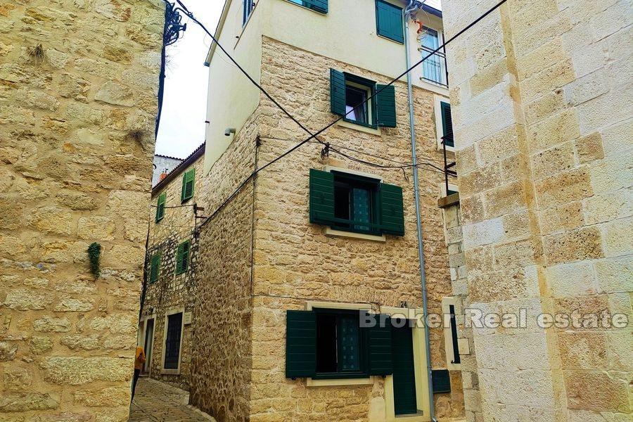 Maison traditionnelle en pierre au centre