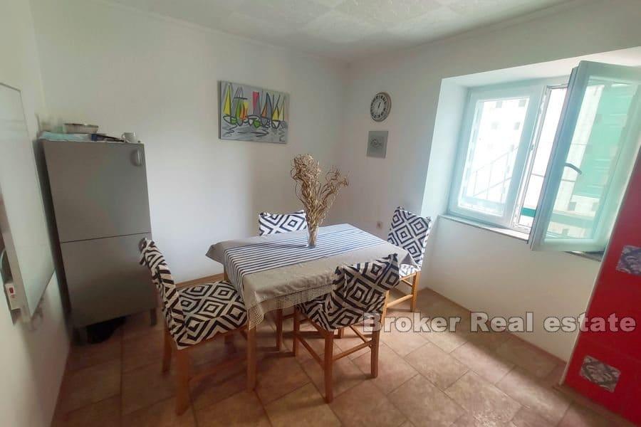 Maison traditionnelle en pierre au centre