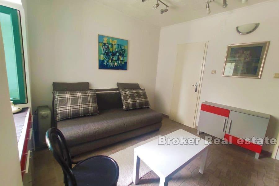 Traditionellt stenhus i centrum