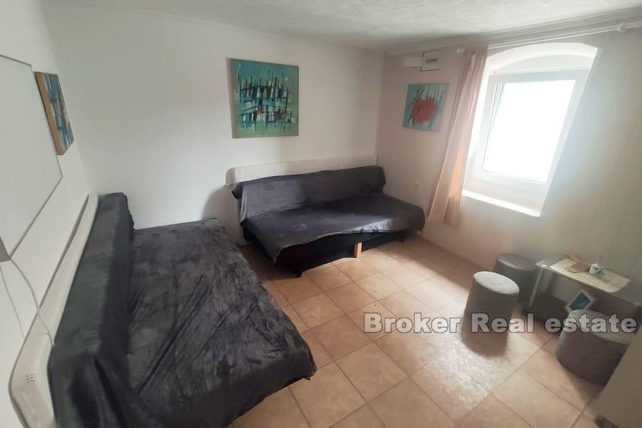 Traditionellt stenhus i centrum