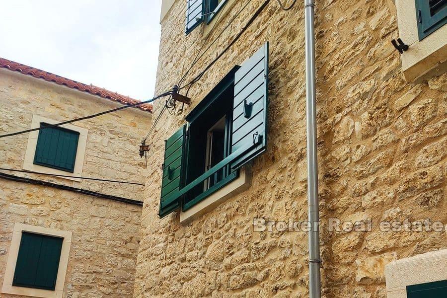 Maison traditionnelle en pierre au centre