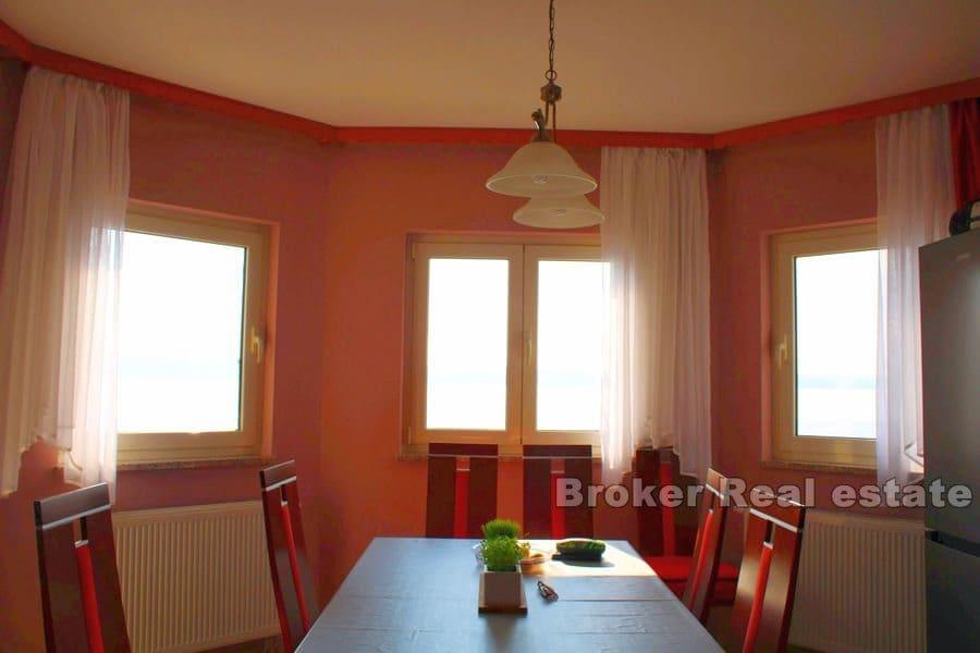 Attraktivt hus med öppen utsikt över havet