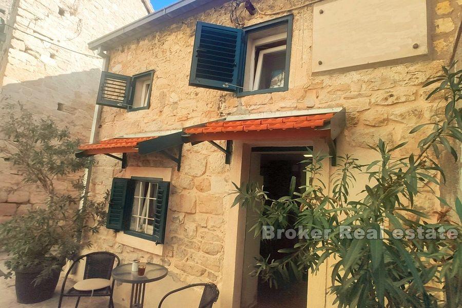 Traditionelles Steinhaus am Meer