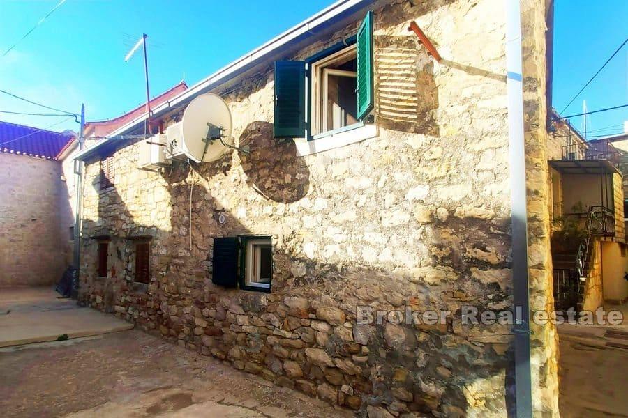 Traditionelles Steinhaus am Meer