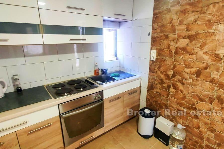 Traditionelles Steinhaus am Meer