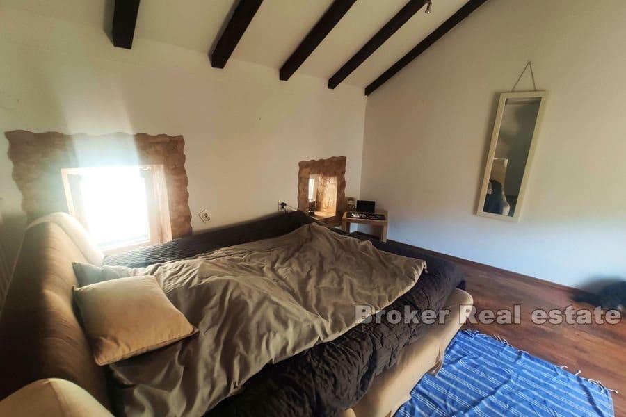 Traditionelles Steinhaus am Meer