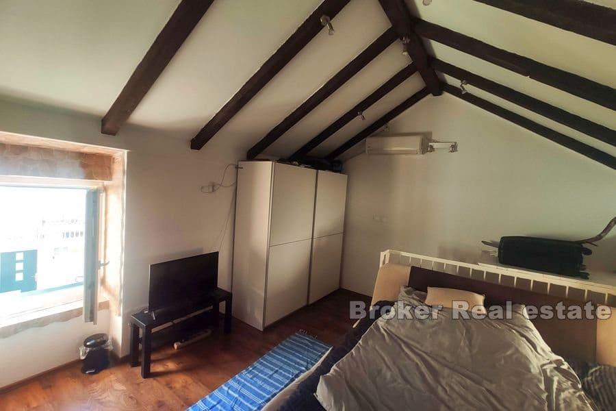 Traditionelles Steinhaus am Meer