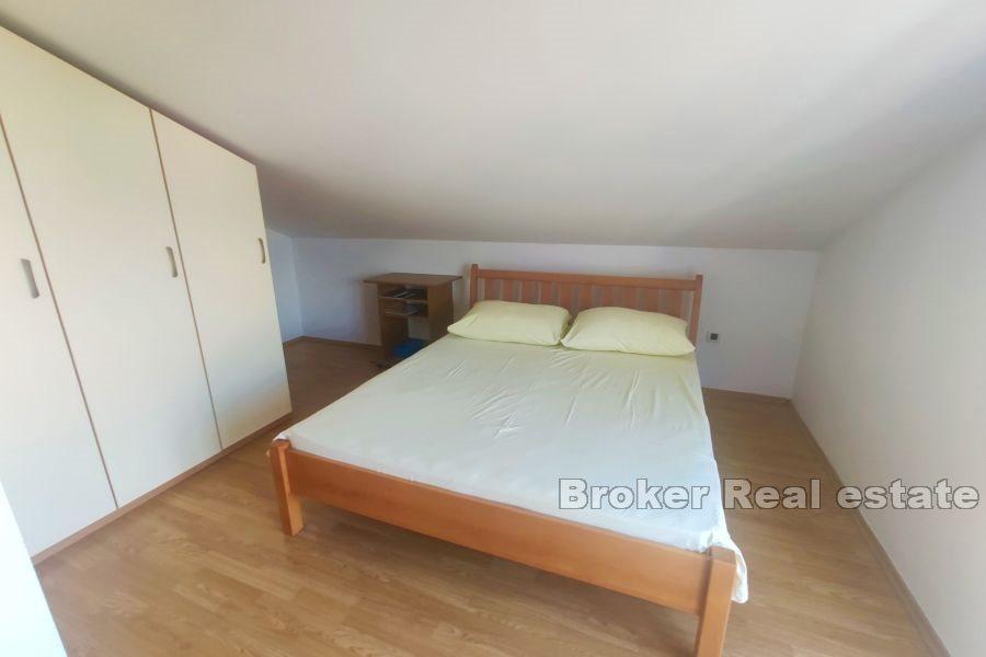 Dom z apartamentami z widokiem na morze