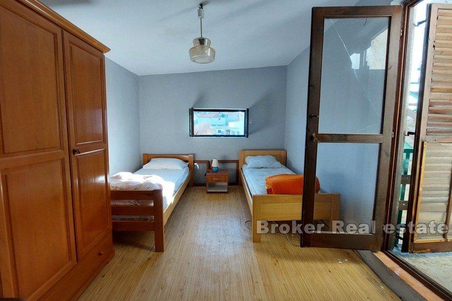 Maison à rénover, première rangée de la mer