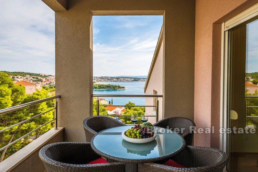 Three-bedroom apartment with sea view