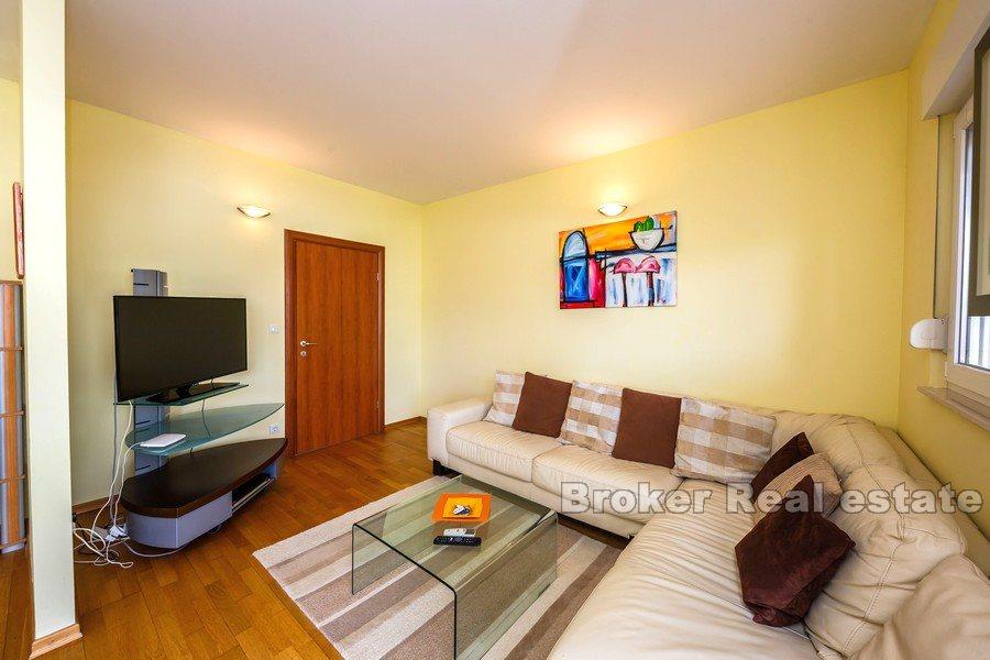 Three-bedroom apartment with sea view