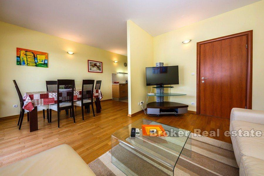 Three-bedroom apartment with sea view