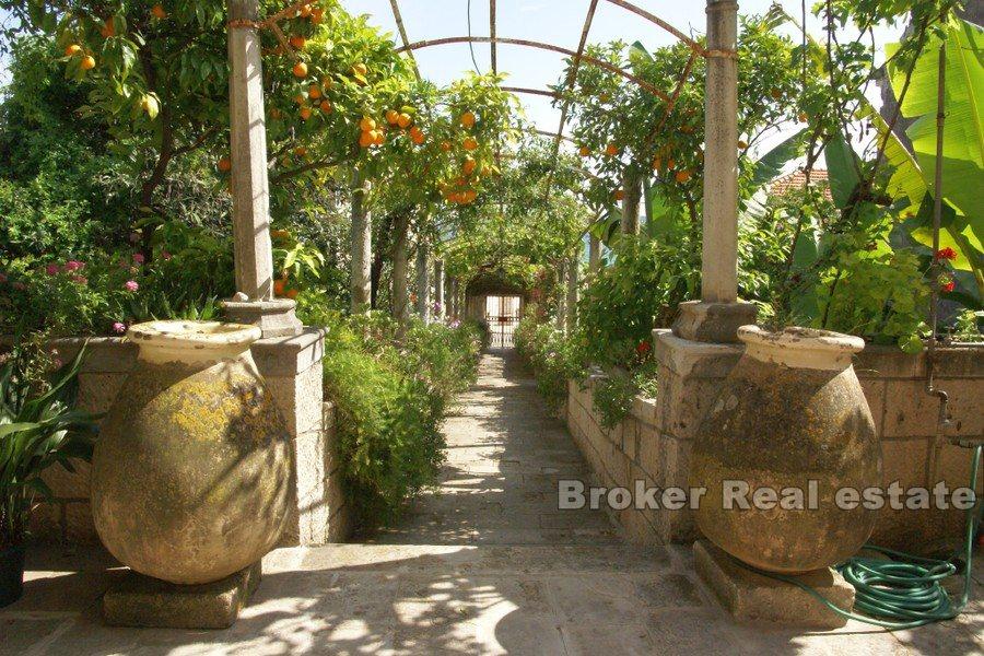 Старинная каменная вилла 18 века