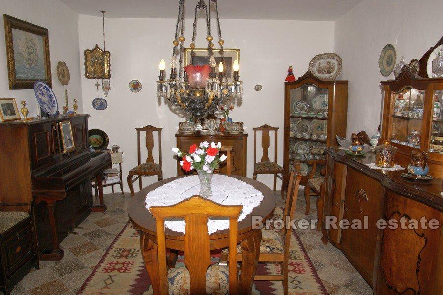 Historická kamenná vila z 18. století