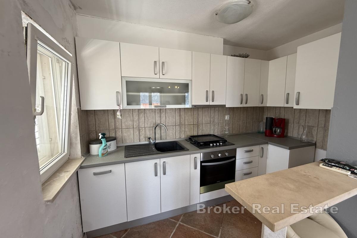 Medelhavshus med pool nära havet