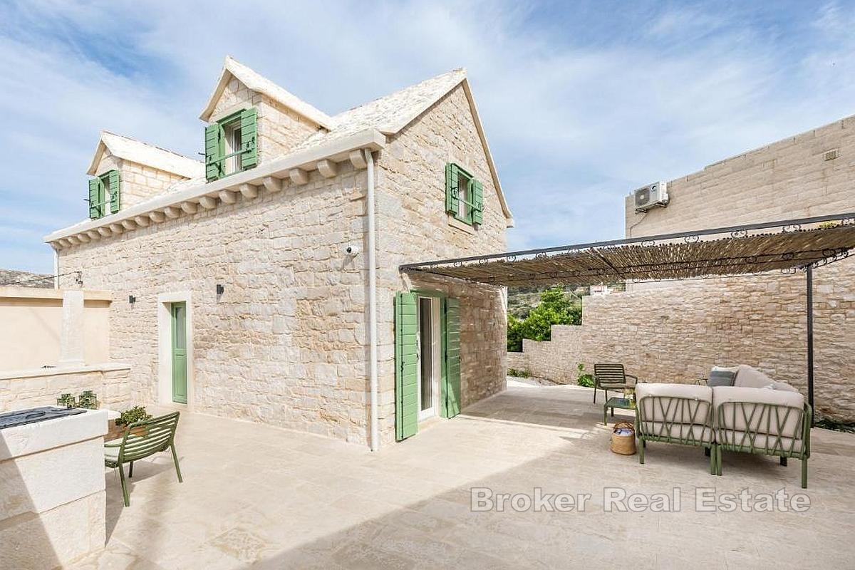 Villa en pierre avec piscine et vue mer