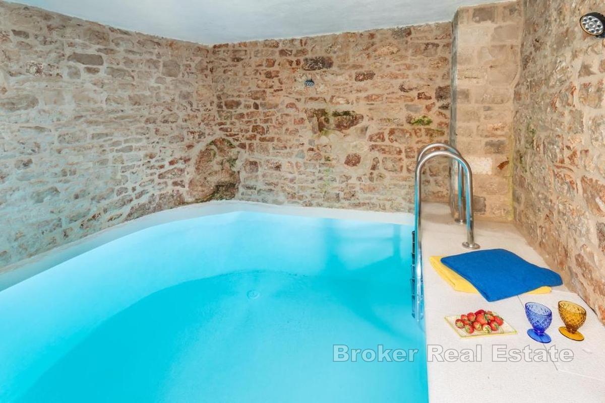 Villa en pierre avec piscine et vue mer