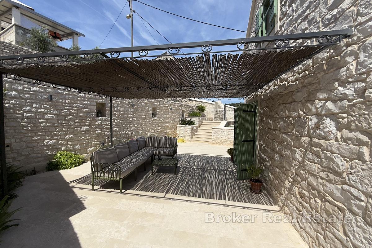 Villa en pierre avec piscine et vue mer