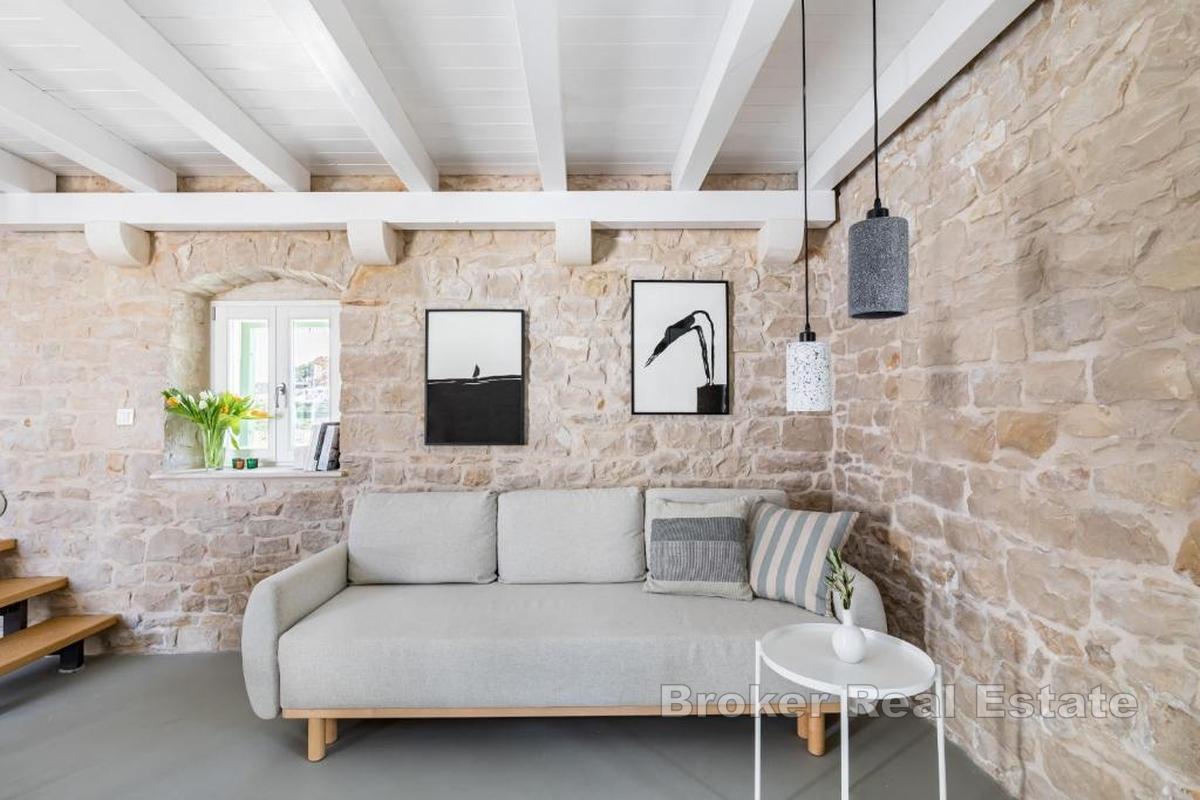 Kamena vila s bazenom i pogledom na more